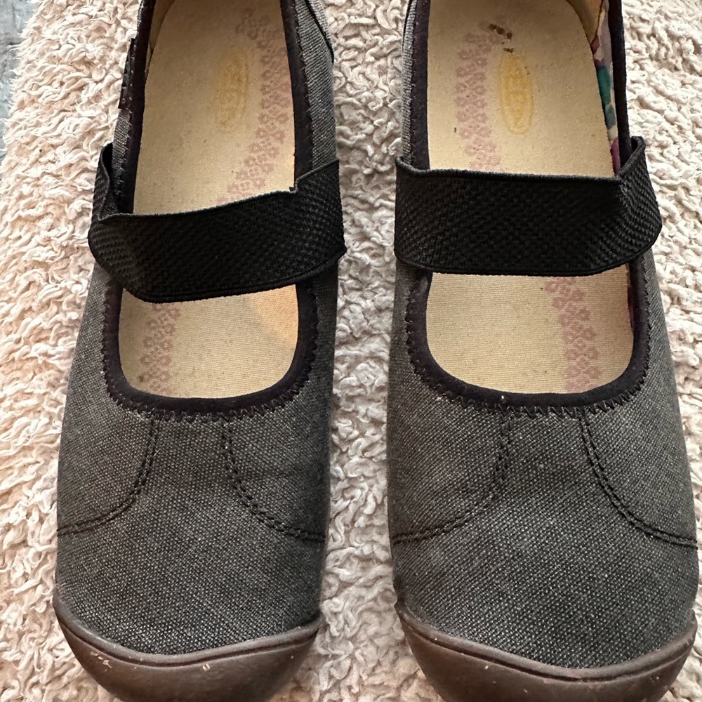 KEEN size 10 Mary Jane’s